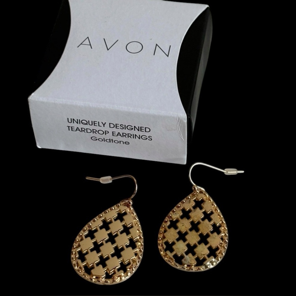 Avon Gold Tone Teardrop Lattice Cutout Dangle Earrings 1.5” Statement NIB